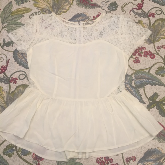 NWOT Cream Colored Lace Zip Back Peplum Top - Picture 1 of 5